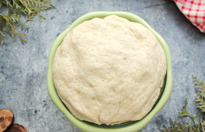 1. Этап. Пирожки с клубникой из дрожжевого теста в духовке: Миску с тестом накройте и поставьте в теплое место на 50-60 минут для подъема.