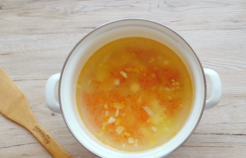 1. Этап. Щавелевый суп с кабачками: Обжаренные лук с морковью, переложите в кастрюлю, посолите и продолжайте готовить.