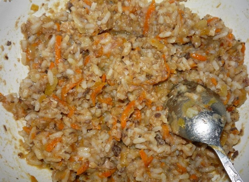 1. Этап. Котлеты из сайры: А также специи и яйцо. Хорошо все перемешайте.