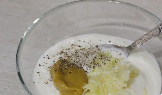 1. Этап. Полента с грибами и сыром: Приготовить йогуртовый соус: к йогурту добавить измельчённый чеснок, горчицу, соль и перец по вкусу.