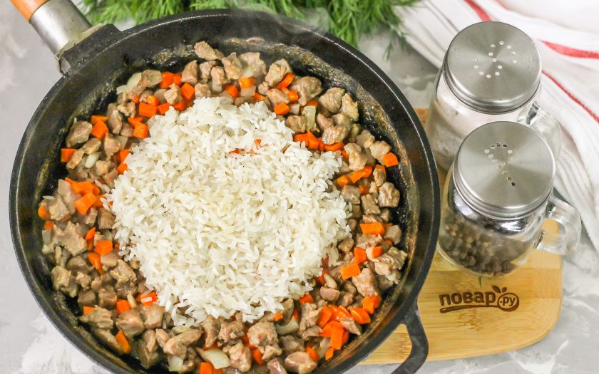 1. Этап. Фаршированные гогошары: Добавьте промытый рис и перемешайте. Поджарьте около 2 минут, посолите и поперчите.