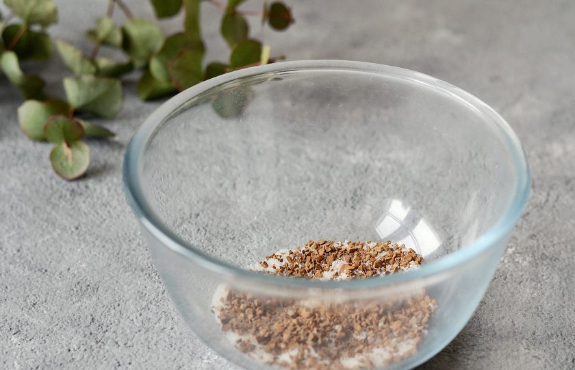 1. Этап. Кофе Дальгона: Смешайте сахар и растворимый кофе.