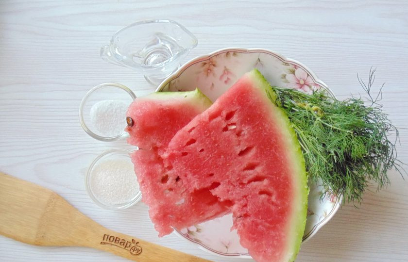 1. Этап. Соленый арбуз: Подготовьте ингредиенты для приготовления соленого арбуза.