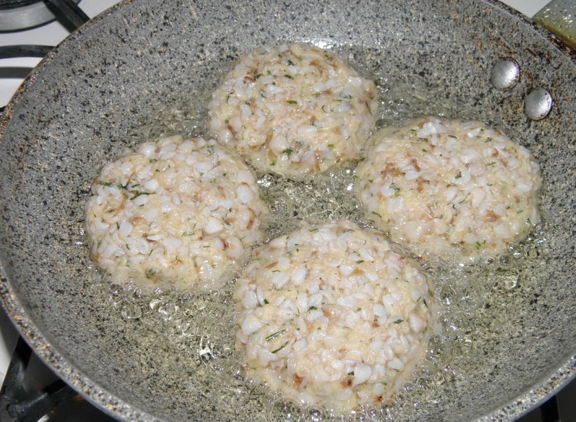 1. Этап. Постные котлеты из гречки: Разогрейте растительное масло на сковороде. Обжаривайте на медленном огне 3-4 минуты.