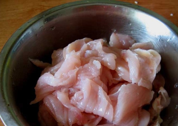 1. Этап. Мясо по-французски из индейки: Филе порежьте кусочками, отбейте и сложите в миску.