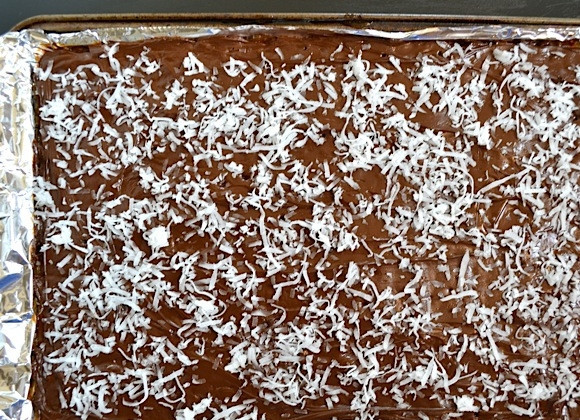 1. Этап. Десерт из крекеров с шоколадом: 9. Украсьте десерт кокосовой стружкой, немного придавите.