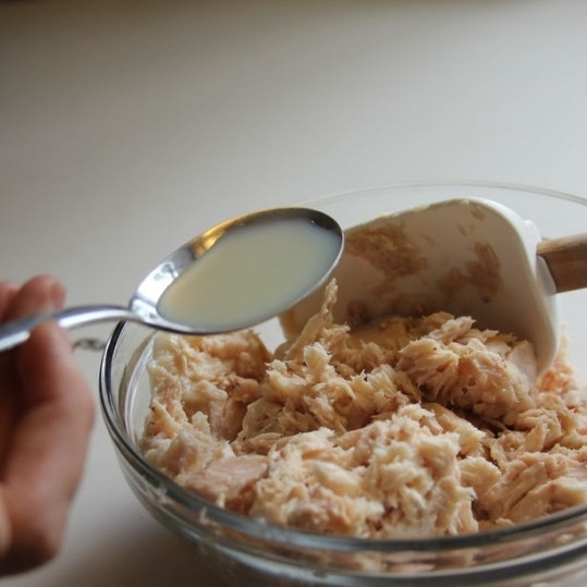 1. Этап. Салат из рыбных консервов: Рыбную консерву хорошенько разминаем вилочкой, добавляем к ней лимонный сок и майонез.