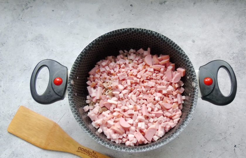 1. Этап. Солянка Селянка: Выложите в кастрюлю нарезанную колбасу, сосиски и индейку.