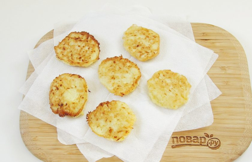 1. Этап. Оладьи из кабачков с манкой: Обжаривать оладьи можно сразу же. Готовим на среднем огне с двух сторон до румяной корочки. Обжаренные оладьи выкладываем на бумажное полотенце или салфетки, чтобы убрать излишки масла.