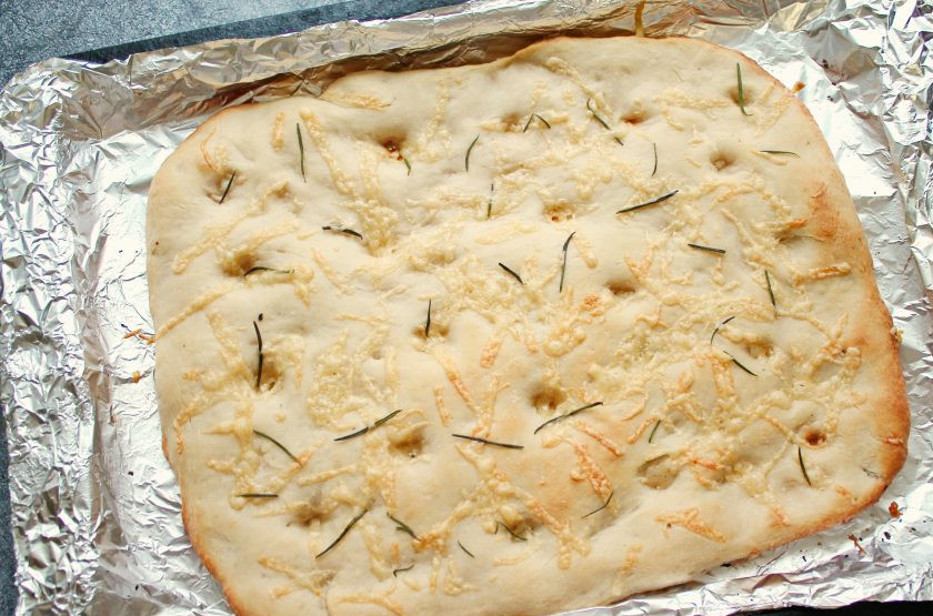 1. Этап. Фокачча с пармезаном и розмарином: Противень поставьте в горячую духовку и выпекайте при температуре 200 градусов в течение 25 минут. После этого достаньте из фокачча из духовки и подавайте к столу.