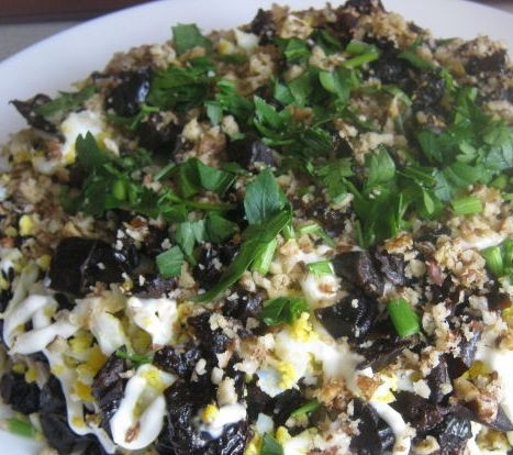 1. Этап. Куриный салат с черносливом: 7. Верх посыпаем зеленью и орехами, после чего убираем куриный салат с черносливом в холодильник. К праздничному столу он успеет пропитаться и порадует своим вкусом всех гостей.