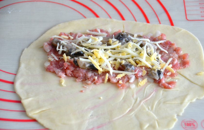 1. Этап. Чебуреки по-французски: Присыпьте сверху тертым сыром, хорошо защипните край чебурека.