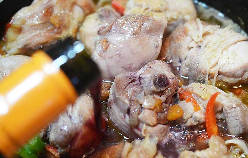 1. Этап. Цыпленок Чилиндрон по-арагонски: Добавьте вино, оливковое масло, петрушку и тушите под крышкой 15-20 минут.