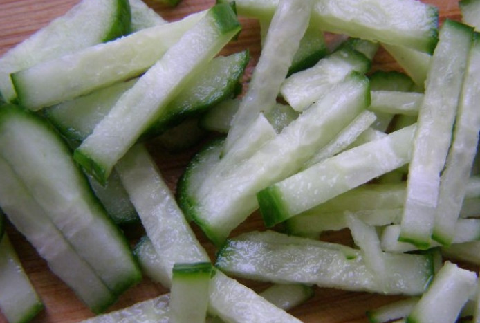 1. Этап. Салат из кукурузы и яиц: Огурцы промываем и нарезаем соломкой.