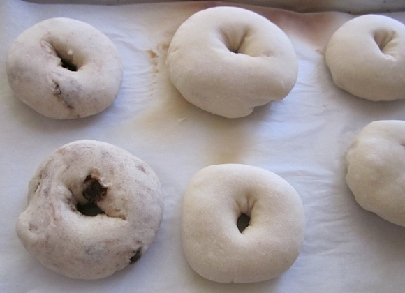 1. Этап. Вкусные бублики: 12. Оставьте тесто еще на 45-60 минут, чтобы оно увеличилось в размере.