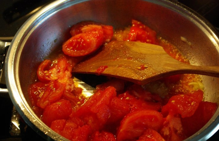 1. Этап. Курица карри по-индийски: Помидоры очищаем от шкуры (опускаем в кипяток на пол минутки), нарезаем кусочками, удаляем семена и отправляем в сковородку с маслом.