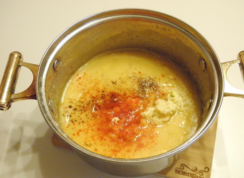 1. Этап. Постная колбаса: Откорректируйте на соль пюре, добавьте специи, растительное масло. перемешайте хорошенько, доведите снова до кипения. Снимите с огня.