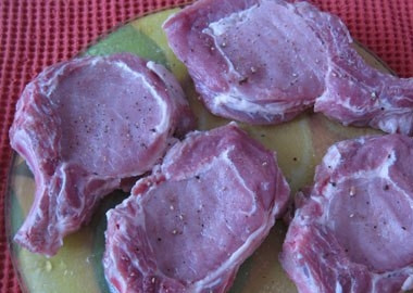 1. Этап. Сочные отбивные: После этого отбивные нужно посолить и поперчить. В принципе, сразу после этого можно приступать к обжариванию, но лучше убрать их в холодильник на полчасика.