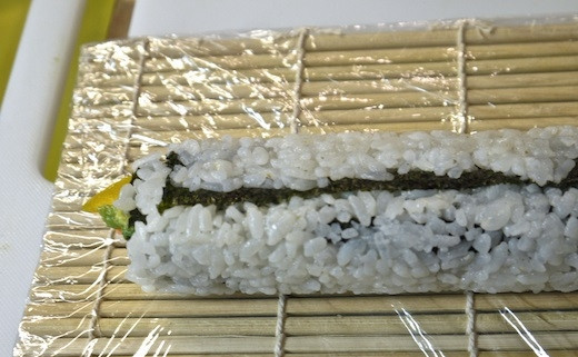 1. Этап. Роллы овощные: 9. Вот, что получится в результате. Смачивая нож в рисовом уксусе, нарежьте роллы порционными кусочками. Приятного аппетита!