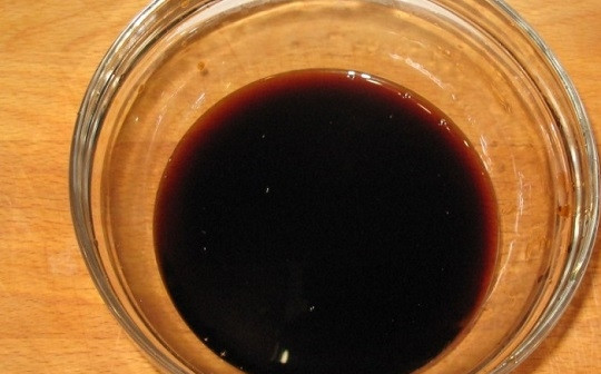 1. Этап. Соус для минтая: 2. В глубокой мисочке соедините соевый соус и жидкий мед. Если мед засахарился, чуть растопите его, чтобы удобно было перемешать.