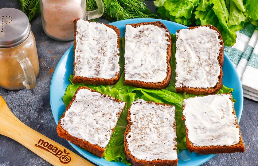 1. Этап. Бутерброды с красной рыбой и киви: Обмажьте каждый ломтик хлеба майонезом любой жирности.