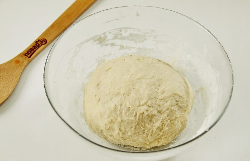 1. Этап. Хуплу: Подсыпая оставшуюся муку замесите мягкое тесто. Соберите его в шар, накройте полотенцем и уберите в теплое место примерно на час.