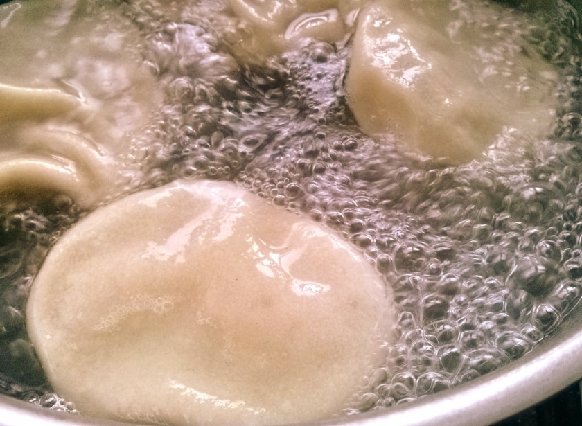 1. Этап. Хинкали (классический рецепт): Варите на сильном огне в течение 15-20 минут, пока они не всплывут хвостиками вниз.