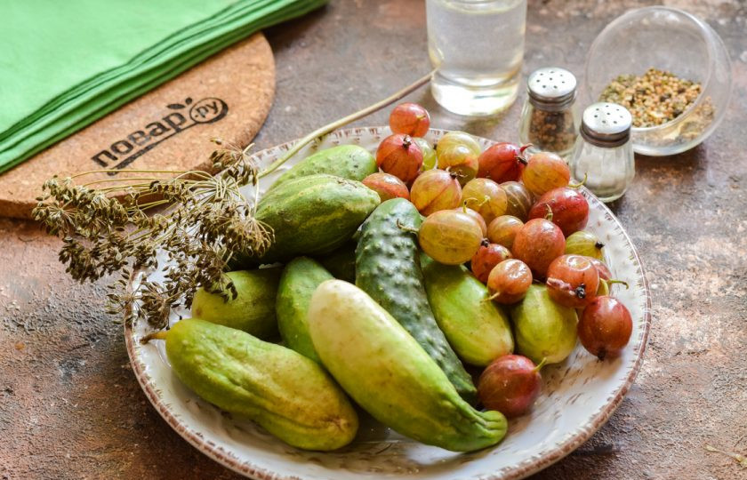 1. Этап. Огурцы с крыжовником на зиму: Подготовьте ингредиенты и банку объемом 700 мл.