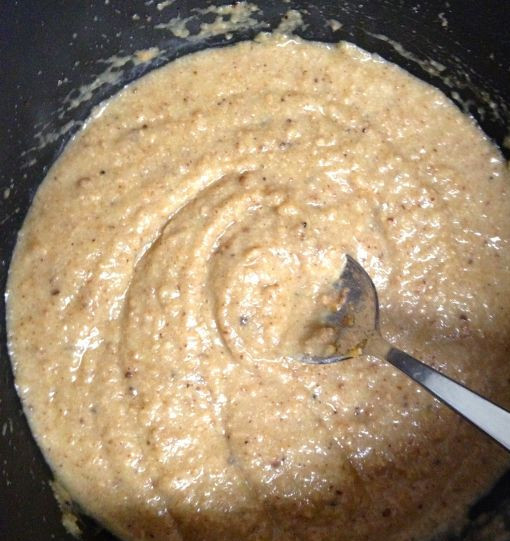 1. Этап. Мусака вегетарианская: Добавляем к кешью кукурузный крахмал, соль, перец, мускатный орех, выдавленный чеснок, и помешивая, добавить 1,5 ст. воды. Дать чуть выкипеть до консистенции сметаны.