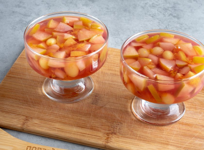 1. Этап. Маседуан: Уберите палочку корицы и разлейте массу с фруктами в стаканы или креманки, остудите и уберите в холодильник. Примерно через час десерт можно подавать к столу.