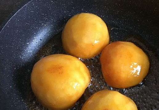 1. Этап. Карамелизированные персики: Полить медом (1/2 ст. л.) и перевернуть. Полить оставшимся медом другую сторону и перевернуть. Дать персикам карамелизироваться. В этот момент вы увидите как выделившиеся соки будут пузыриться. Как только персики будут готовы, выключить огонь и отставить в сторону.