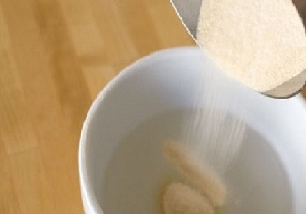 1. Этап. Домашние низкоуглеводные маршмеллоус: Наливаем в небольшую миску половину от указанного количества воды, высыпаем в нее желатин. Размешиваем, пусть набухает.