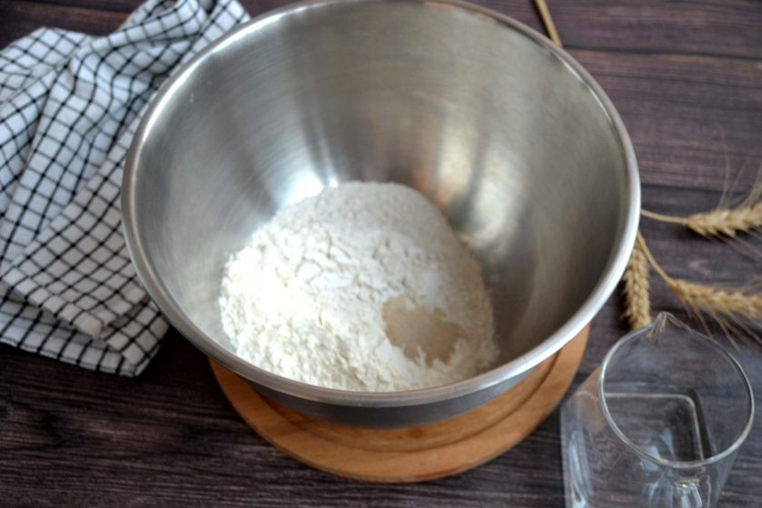 1. Этап. Багет ржаной: Соедините в чаше для смешивания два вида муки, добавьте сухие дрожжи, смешайте.