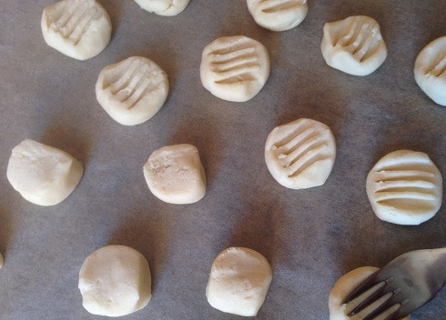 1. Этап. Легкий рецепт печенья: Кусочки теста выкладываем на расстоянии друг от друга. А теперь вилкой слегка придавливаем тесто, оставляя на нем полосочки.