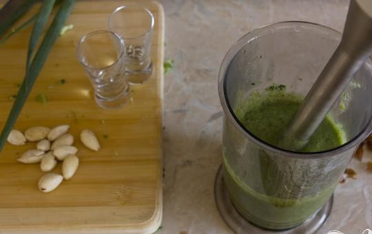 1. Этап. Вегетарианский суп из брокколи: 4. В чашу блендера помещаем сваренные соцветия брокколи, и постепенно добавляя бульон, доводим до нужной нам консистенции по вкусу.