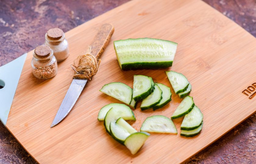 1. Этап. Салат с форелью и авокадо: Свежий огурчик сполосните и просушите, обрежьте концы с обеих сторон. Нарежьте огурец небольшими дольками.