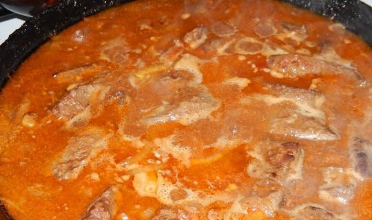 1. Этап. Говяжья печень, тушенная с луком: Нашинкуйте лук полукольцами. Отправьте его к поджаренной печени. Спустя минуты три влейте кипяток и тушите под крышкой до готовности.