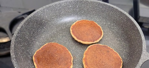 1. Этап. ПП Творожно-яблочные оладьи: Жарить оладьи на сковородке без масла на маленьком огне под крышкой. У меня примерно заняло 3-4 минуты с каждой стороны. Приятного аппетита.