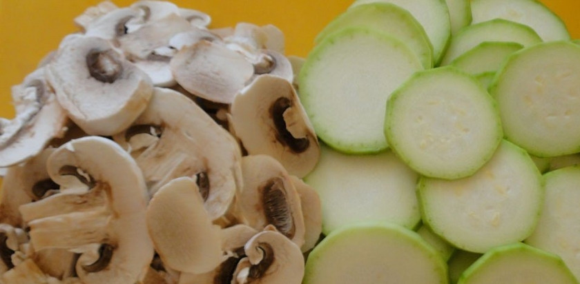 1. Этап. Кабачки жареные с грибами: Почистите грибы и кабачки. Режем кабачки кольцами, грибы тонко.