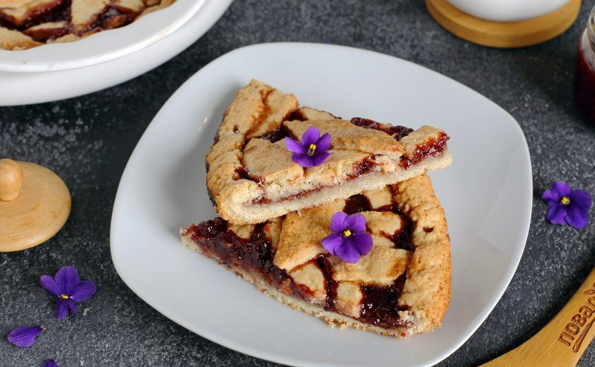 1. Этап. Песочный пирог: Готовый песочный пирог нарежьте на порции и подавайте к столу. Приятного аппетита!