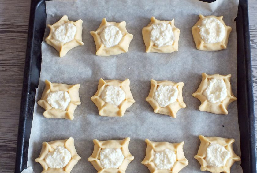 1. Этап. Дучмак с творогом: Подготовленный дучмак прикройте полотенцем и оставьте на 30 минут. После смажьте яйцом и поставьте выпекаться в разогретую духовку на 25 минут. Учитывайте особенности своей духовки.