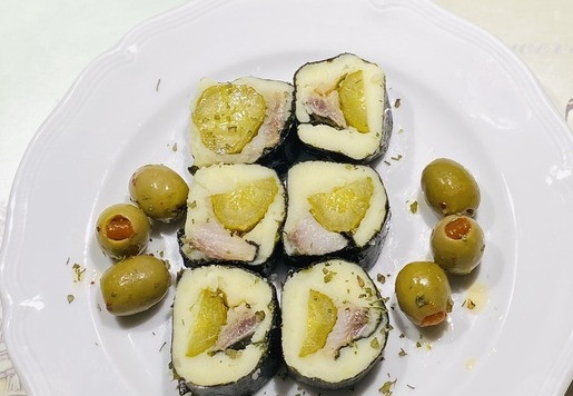 1. Этап. Роллы с сельдью, картофелем и соленым огурцом: Угощайтесь! Поздравляю всех, с наступающими новогодними праздниками! Желаю всем, благополучия, спокойных праздников, Мира, здоровья вам и вашим семьям!!