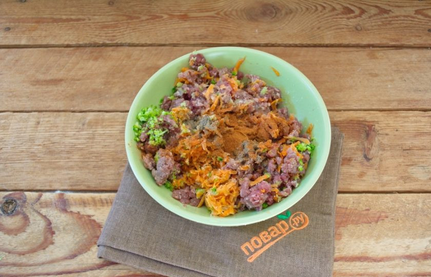 1. Этап. Бургер Овощные прятки: На терке натрите брокколи. Добавьте брокколи к фаршу и перемешайте. Добавьте соль, черный молотый перец, специи по вкусу.