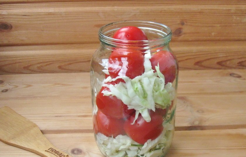1. Этап. Помидоры с капустой без стерилизации: Чередуя капусту и помидоры заполните банку до верха.