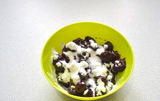 1. Этап. Гнезда из слоеного теста: 5. Теперь можно заняться начинкой. В вишню добавьте немного крахмала и перемешайте.