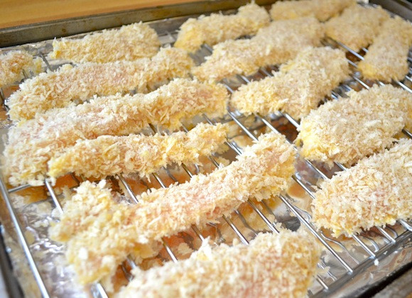 1. Этап. Курица в майонезном соусе: 6. В данном случае курочка будет запекаться в духовке. Для этого необходимо выложить филе на решетку или на противень, застеленный бумагой для выпечки.