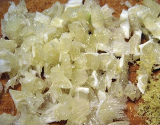 1. Этап. Айвовое варенье с лимоном: Когда время второго настаивания подойдет к концу, займитесь лимоном. Помойте его как следует. Натрите его цедру (для этого возьмите тёрку с мелкими отверситиями). Нарежьте лимон небольшими кусочками, не забыв избавиться от его семян.