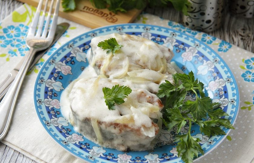 1. Этап. Горбуша в сметане на сковороде: Горбуша в сметане на сковороде готова. Раскладываем рыбу по тарелкам, поливаем получившемся сметанным соусом и подаем к столу. Очень нежно, сочно и вкусно! Приятного аппетита!