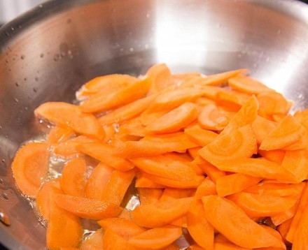 1. Этап. Макароны с мясом и овощами: А в другой сковороде с небольшим количеством масла обжарим морковь до мягкости.