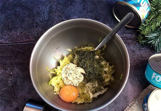 1. Этап. Кабачковая запеканка с тунцом: Отожмём натёртый кабачок, отправим в другую миску. Отправим в миску лук, укроп, яйцо сырое, майонез и поперчим по вкусу.